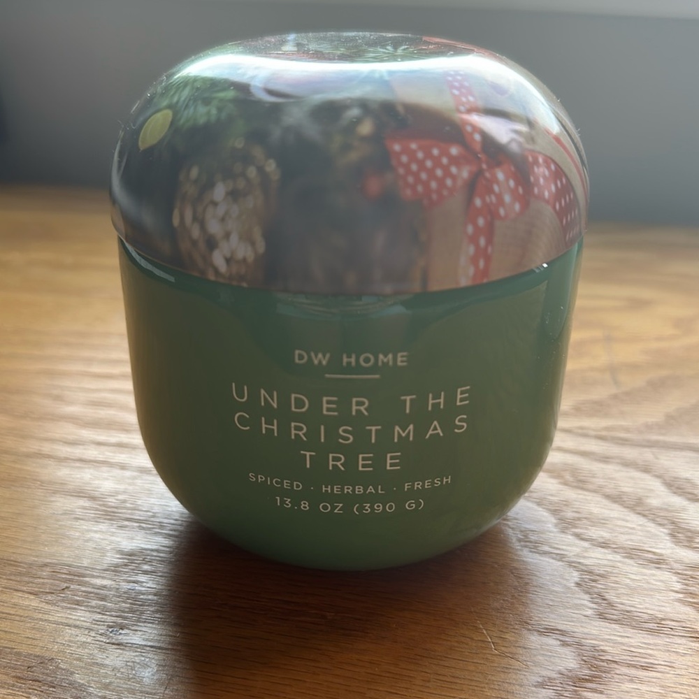 New DW Under the Christmas Tree Candle